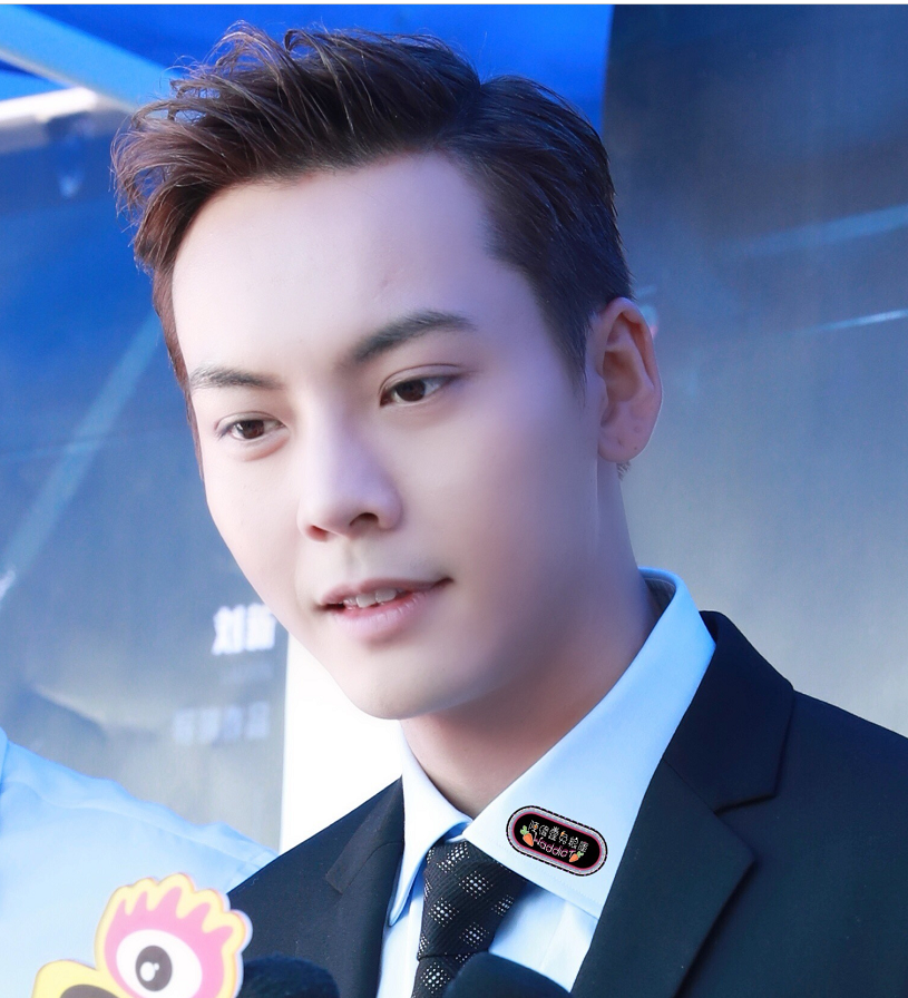 陈伟霆伟霆一身黑色西装的饱饱,盐甜随时切换,英气十足超级期待陈伟霆