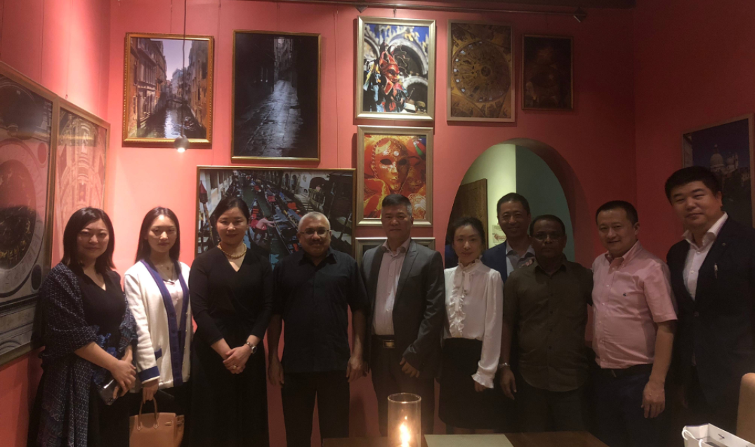 大连千兆足球俱乐部美女老总王俊奇,参加马尔代夫总统的就职典礼