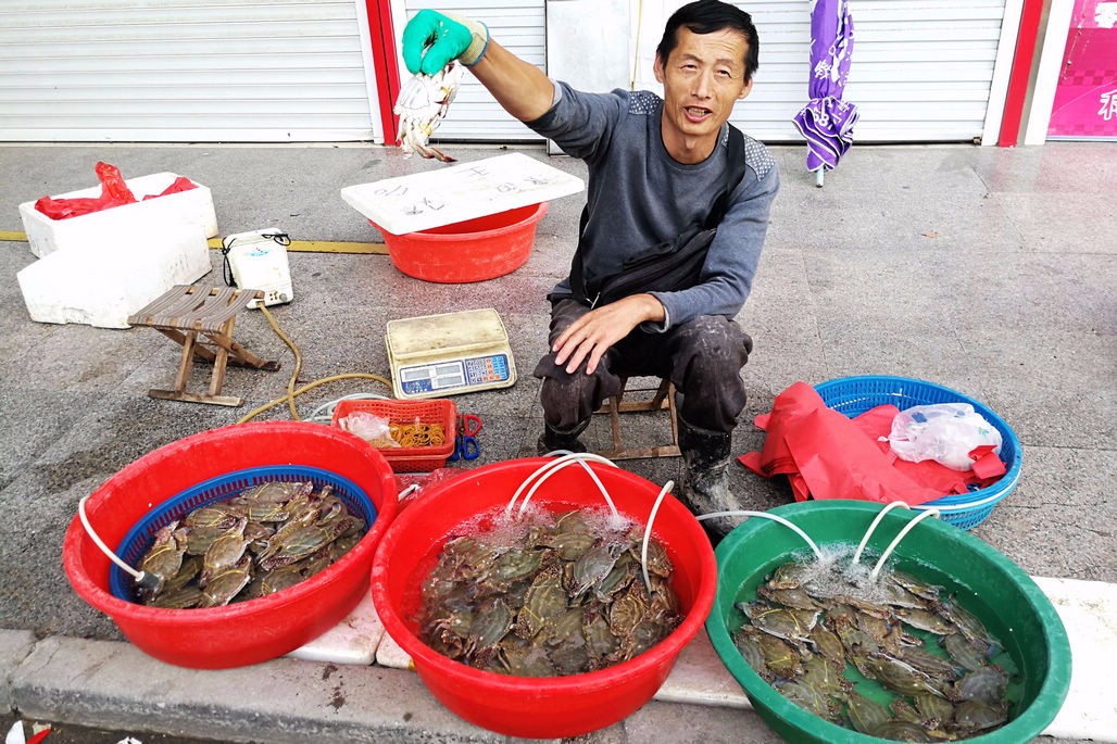 菜市场外地梭子蟹受青岛本地梭子蟹冲击价格维持15至35元之间