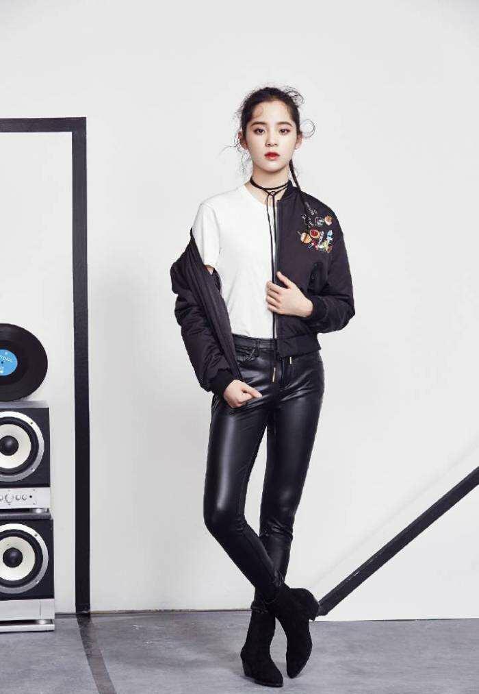 欧阳娜娜崩开裤门好尴尬网友没袁姗姗的马甲线就别穿绷带裤