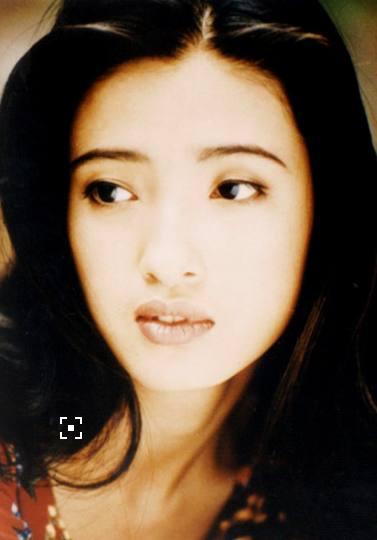 被称小巩俐,23岁签约好莱坞,演技力压范冰冰,如今却为热巴做配