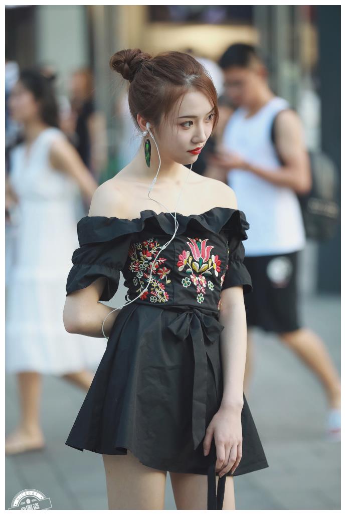 路人街拍抹胸连衣裙展示性感好身材时尚潮流有魅力