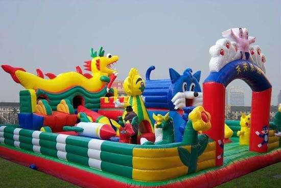 充气城堡掀翻事故频发每次都怨风大吗