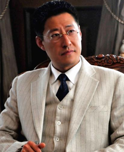 他是抗日神剧专业户,前妻至今记恨他,二婚独宠小13岁娇妻