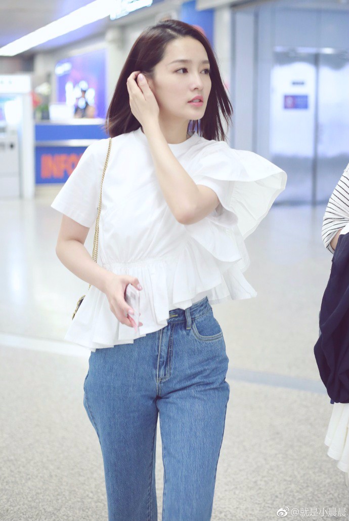 李沁穿白色斜边衬衣搭配蓝色牛仔裤现身机场,皮肤白嫩笑容甜美!