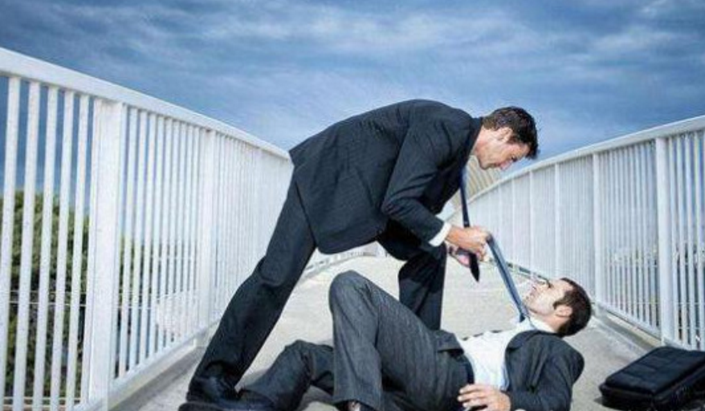 老员工因故迟到被惩罚,应情有可原放一马还是铁面无私一视同仁?