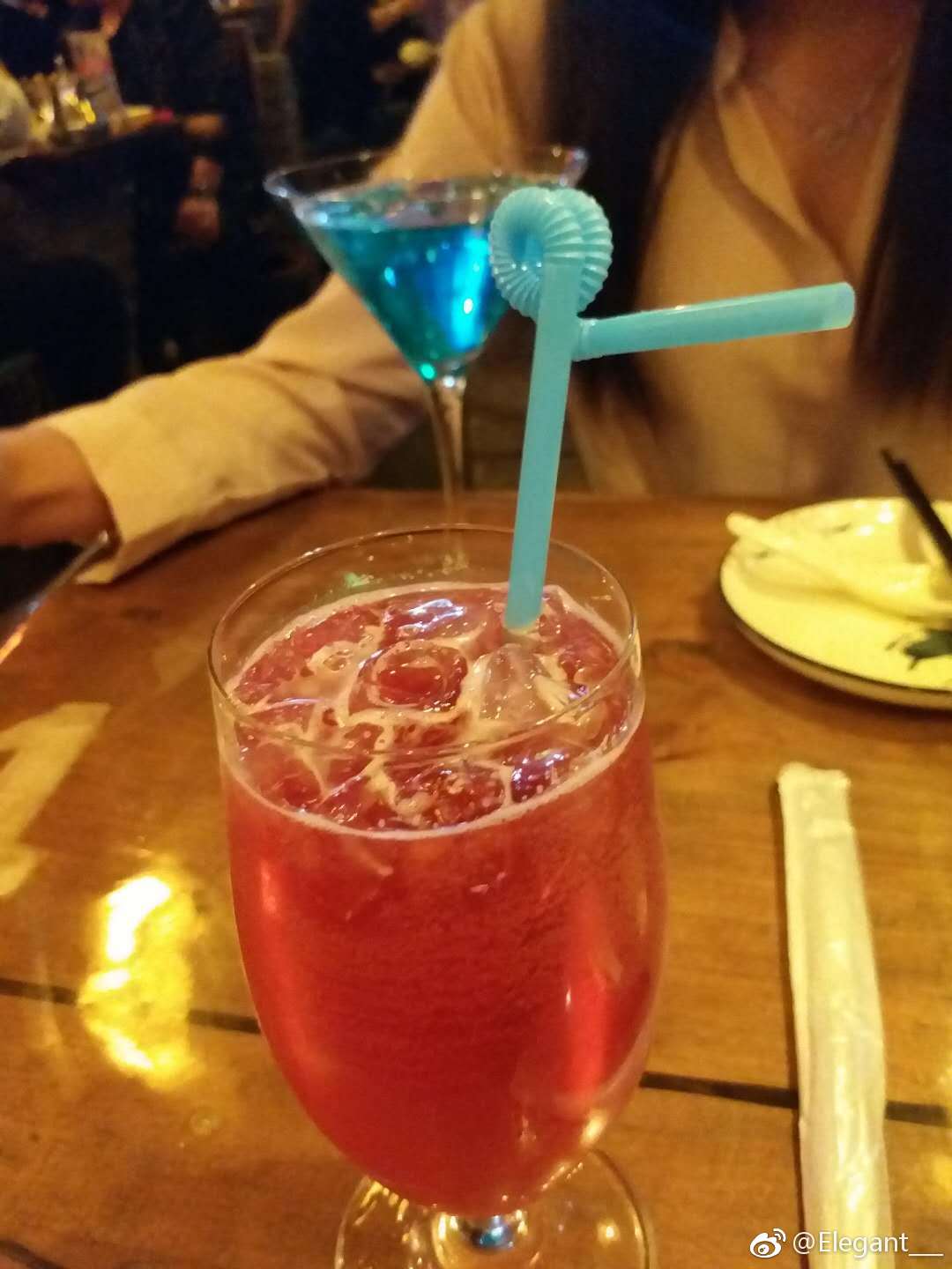 又找到一家高逼格饭店,鸡尾酒超好喝,小哥哥都好帅.就是螃蟹好辣