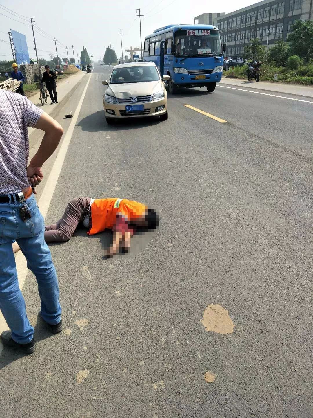 常州金坛白塔方向一女子被撞倒地,生死未卜!