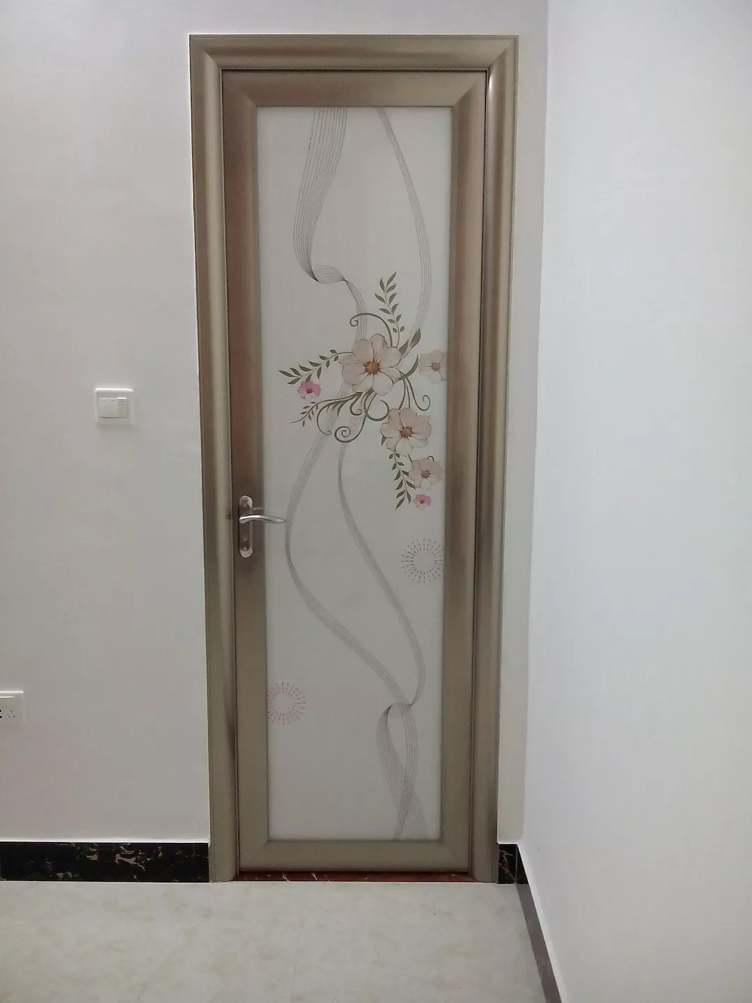 这边是卫生间的门,铝合金的蛮好看的呢.