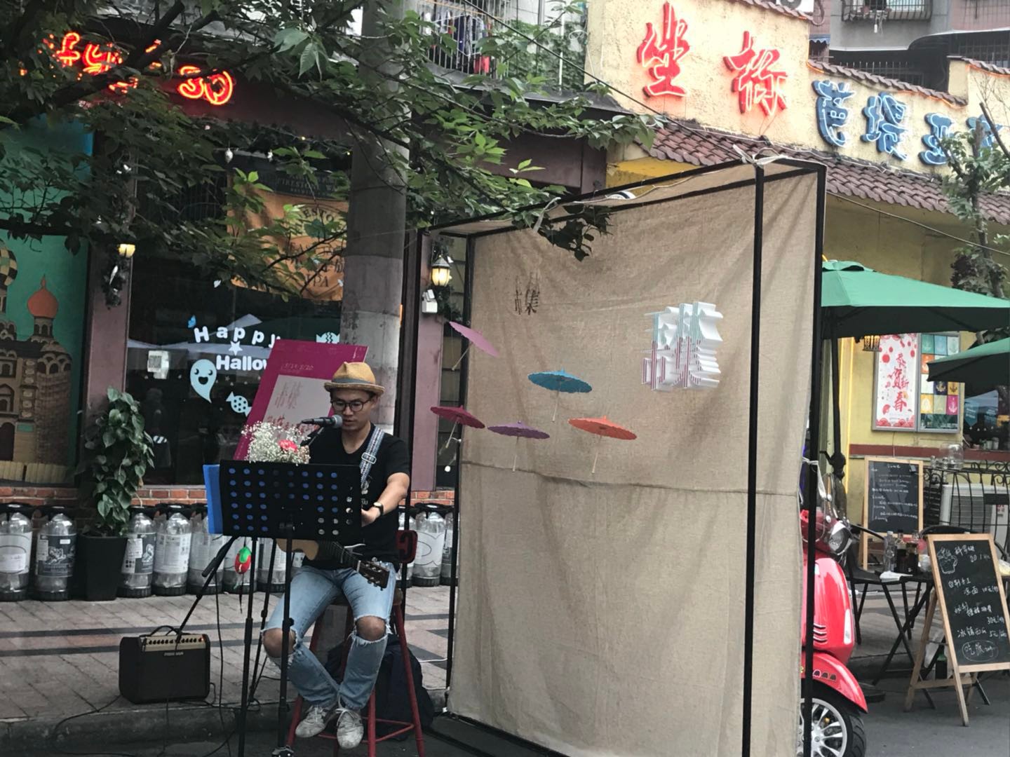 赵雷唱红了成都成都玉林路和小酒馆每天游客依旧