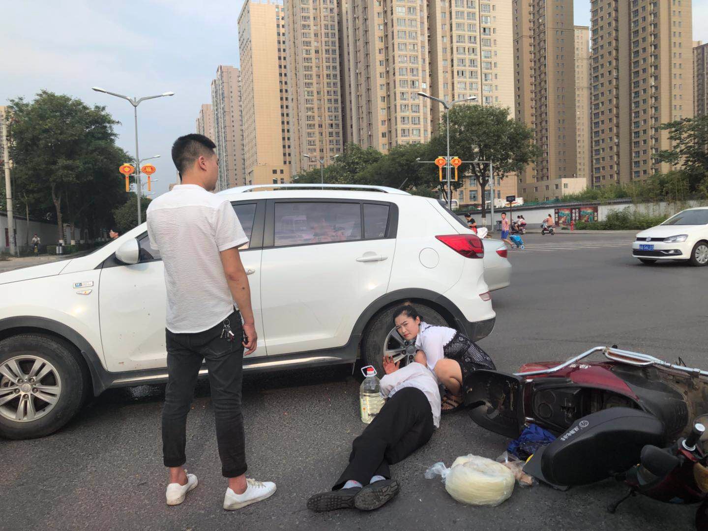 轿车与电动车相撞电动车主倒地不起