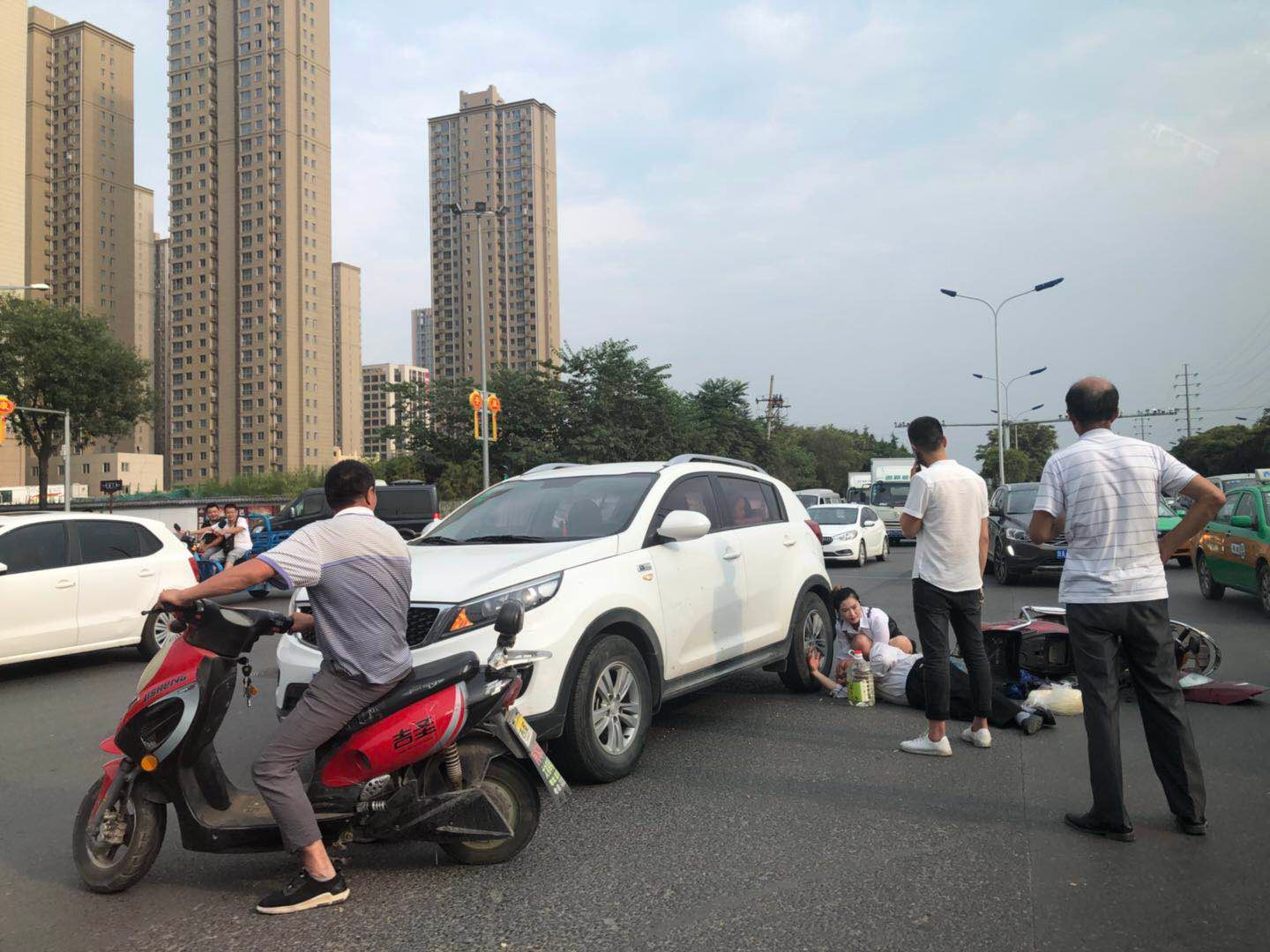 轿车与电动车相撞 电动车主倒地不起|电动车|相撞|轿车_新浪新闻