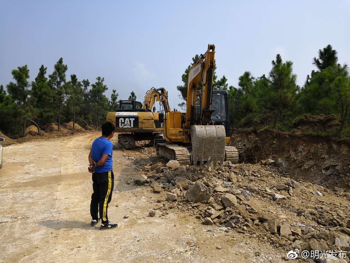 环跃龙湖道路分路段进行路基回填、路床整形压实、挖边沟、破碎挖方段|龙湖|路床|边沟_新浪新闻