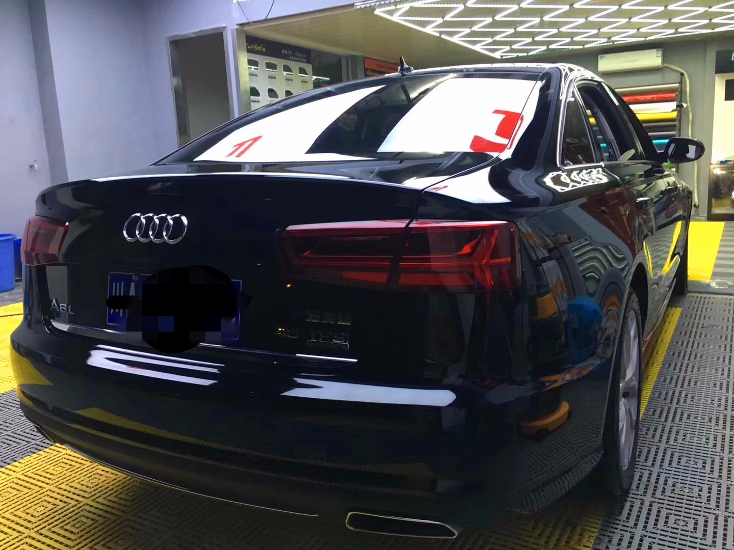 代替喷漆的新方式—奥迪a6l亮黑改色