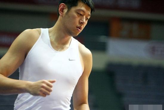 他差一点进入nba, 这名军人失去爱妻后娶亚洲蝶后,如今生活美满|莫科