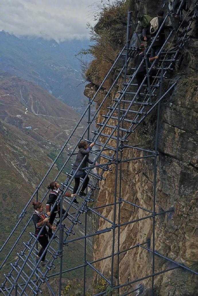 四川省昭觉县支尔莫乡阿土列尔村悬崖村的铁梯你敢走吗