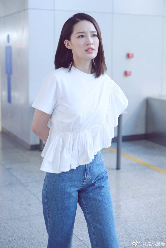 李沁穿白色斜边衬衣搭配蓝色牛仔裤现身机场,皮肤白嫩笑容甜美!