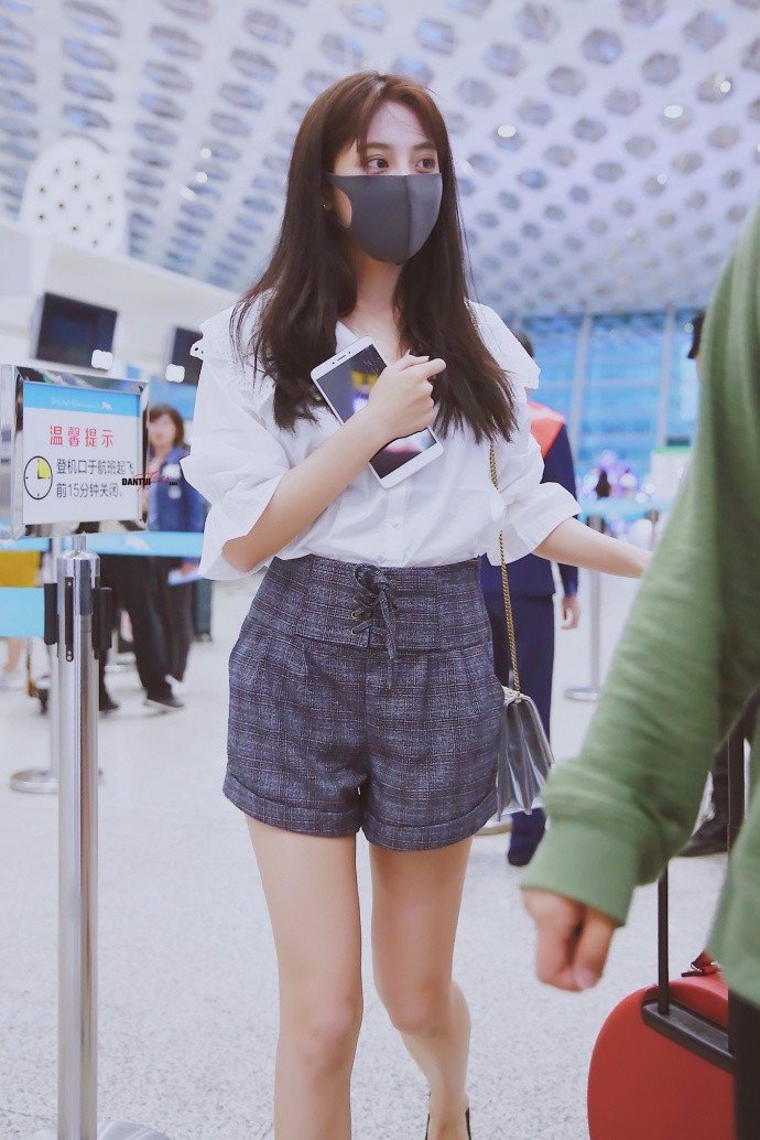 李艺彤戴口罩穿白色衬衣搭配灰色短裤现身机场,清凉打扮大秀美腿