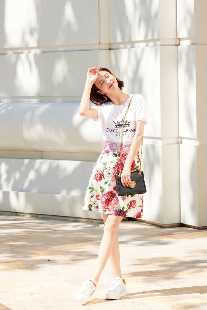 佟丽娅时尚街拍照,34岁秒变清新少女,一笑百媚生说的就是丫丫吧