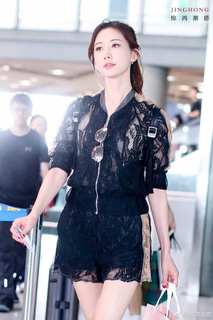 林志玲现身北京机场.她一身蕾丝透视衣尽显妩媚性感