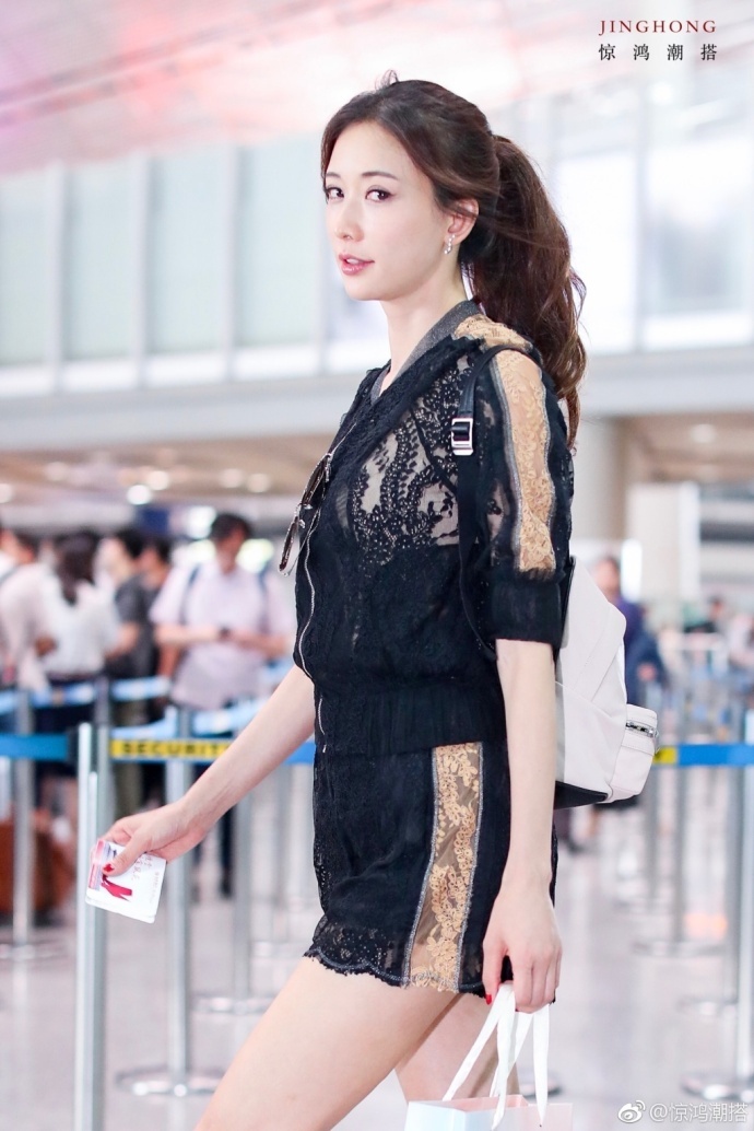 林志玲现身北京机场.她一身蕾丝透视衣尽显妩媚性感
