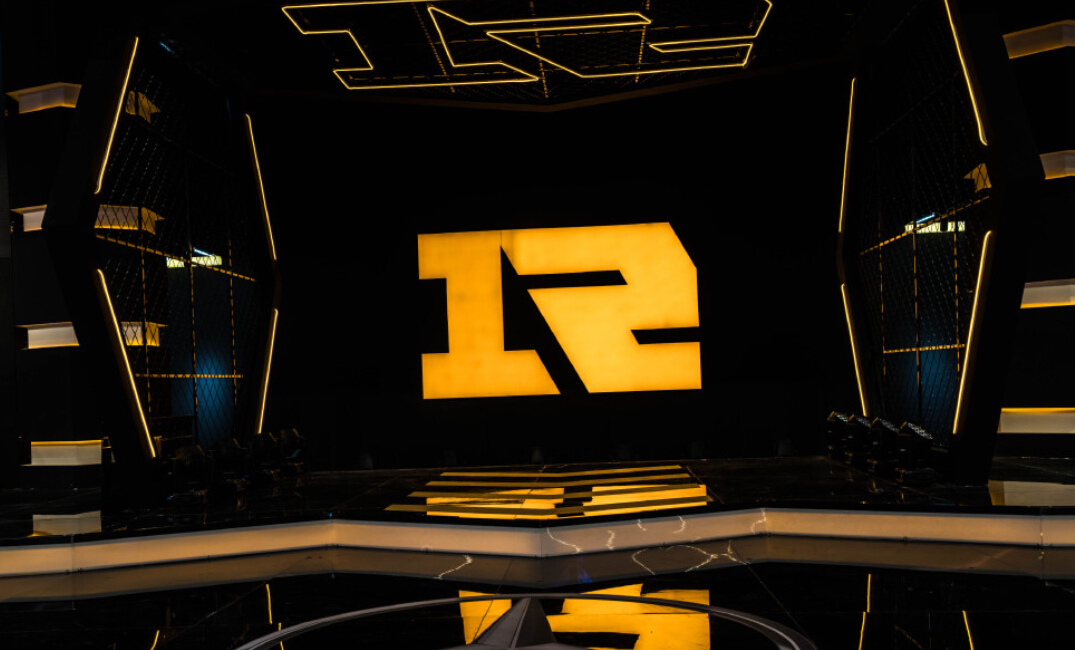 rng有多有钱?北京主场女卫生间都摆放着几百块的化妆品