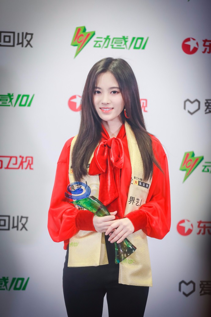 鞠婧祎穿红衣亮相东方风云榜音乐盛典,获年度跨界艺人奖笑容甜美