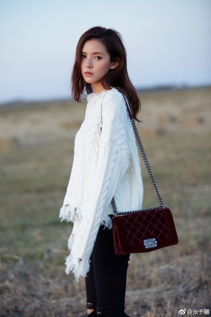 美女明星张予曦穿搭摩登范儿十足 眼神迷离妩媚动人