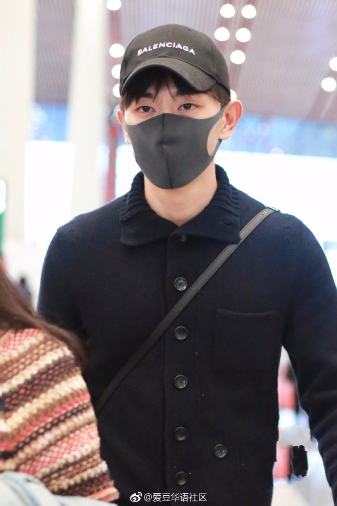 邓伦戴口罩穿黑色开衫搭配破洞牛仔裤现身机场背个小包包有点萌