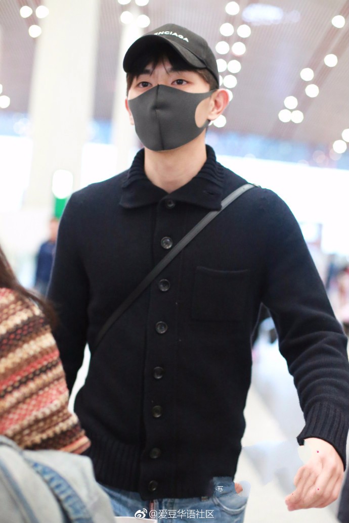 邓伦戴口罩穿黑色开衫搭配破洞牛仔裤现身机场背个小包包有点萌