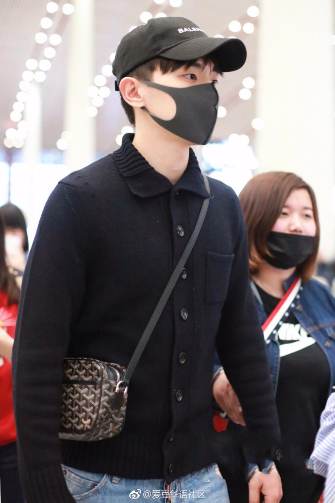 邓伦戴口罩穿黑色开衫搭配破洞牛仔裤现身机场背个小包包有点萌