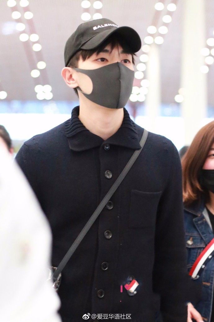 邓伦戴口罩穿黑色开衫搭配破洞牛仔裤现身机场,背个小包包有点萌