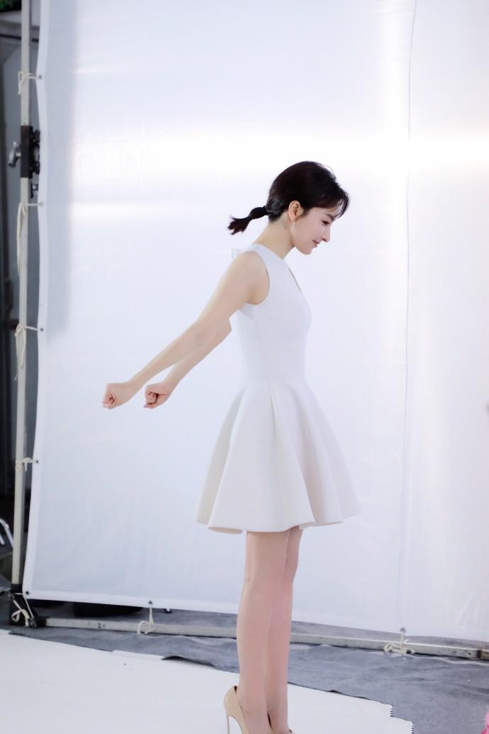 吴昕这腿也太瘦了吧, 身穿半身裙秀美腿, 网友: 风大点都怕吹骨折