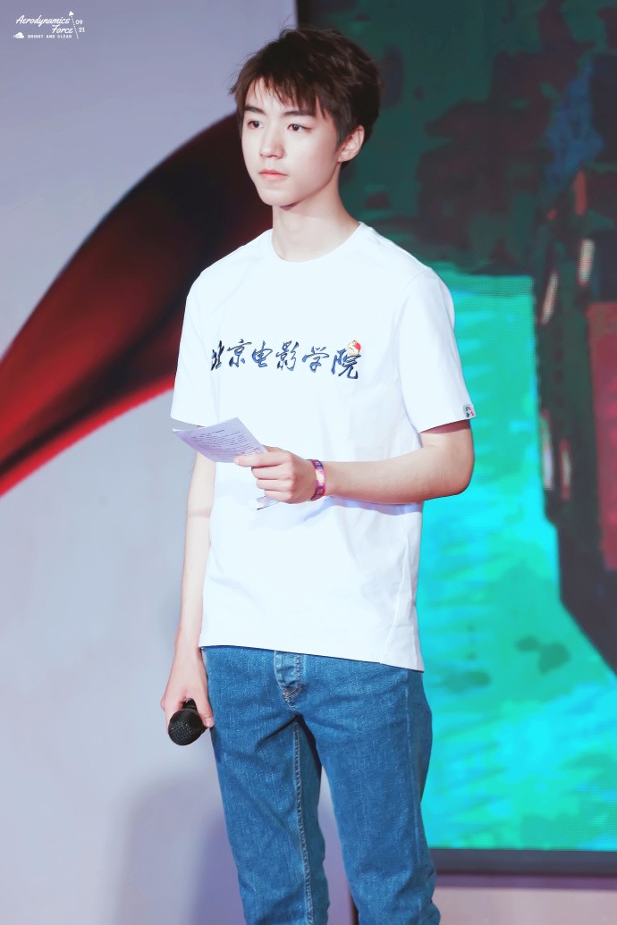 王俊凯穿校服现身北京理工大学参加活动,皮肤白皙帅气十足!