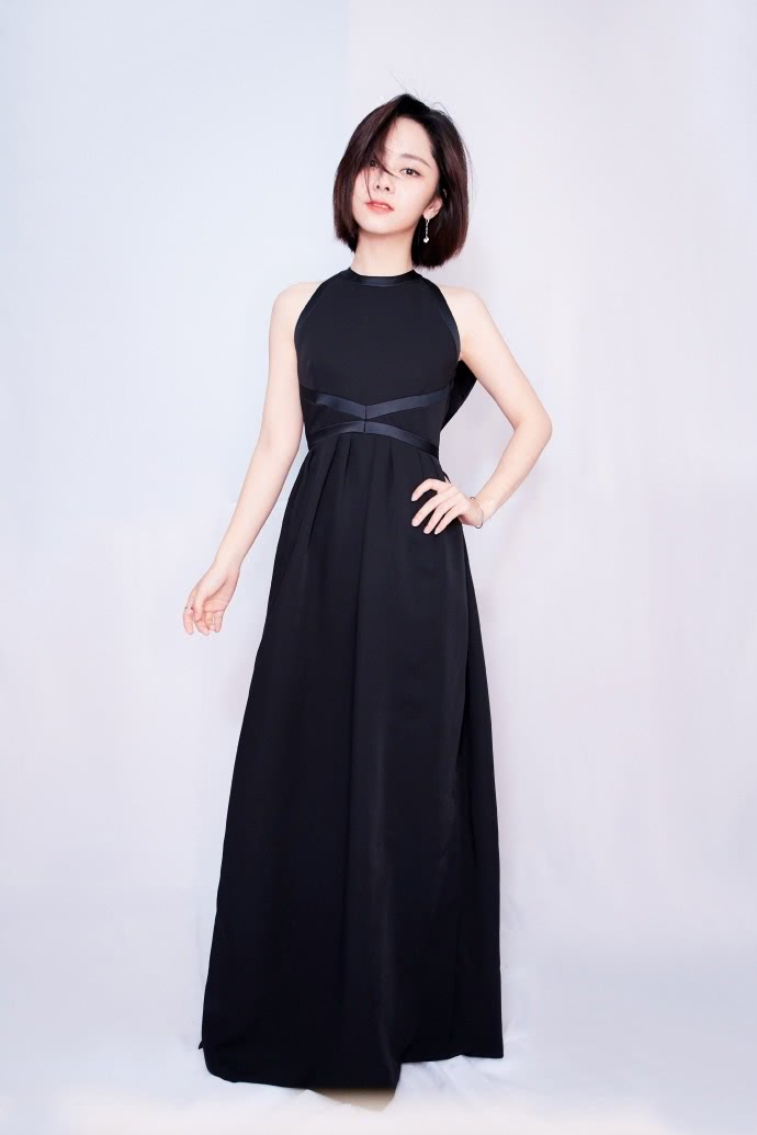 谭松韵真会玩穿格子西装扮成熟网友那张脸怎么看都很稚嫩