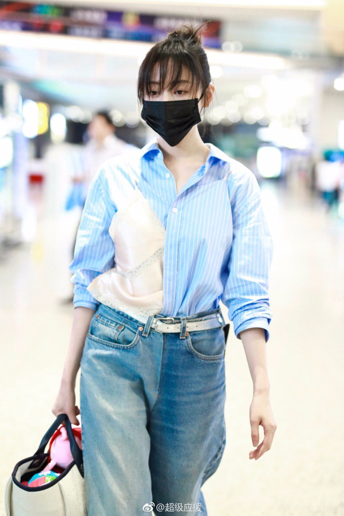 张天爱戴口罩穿条纹衬衫搭配阔腿牛仔裤现身机场,看上去瘦了很多