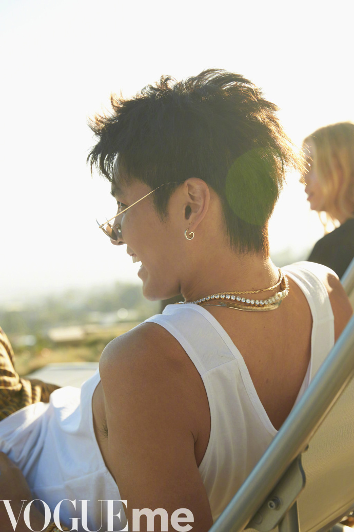 吴亦凡与超模stella maxwel合作拍摄《vogueme》杂志2018年6月号及新
