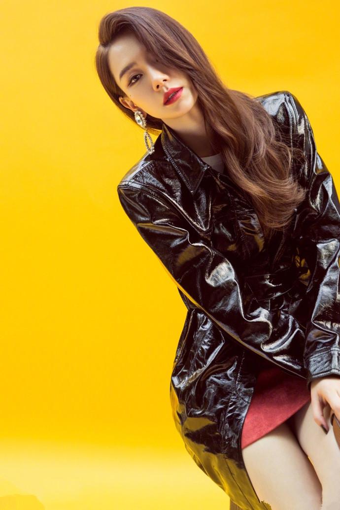 戚薇太狠了!这么窄的皮裙也要硬穿进去,网友:都快撑炸了!