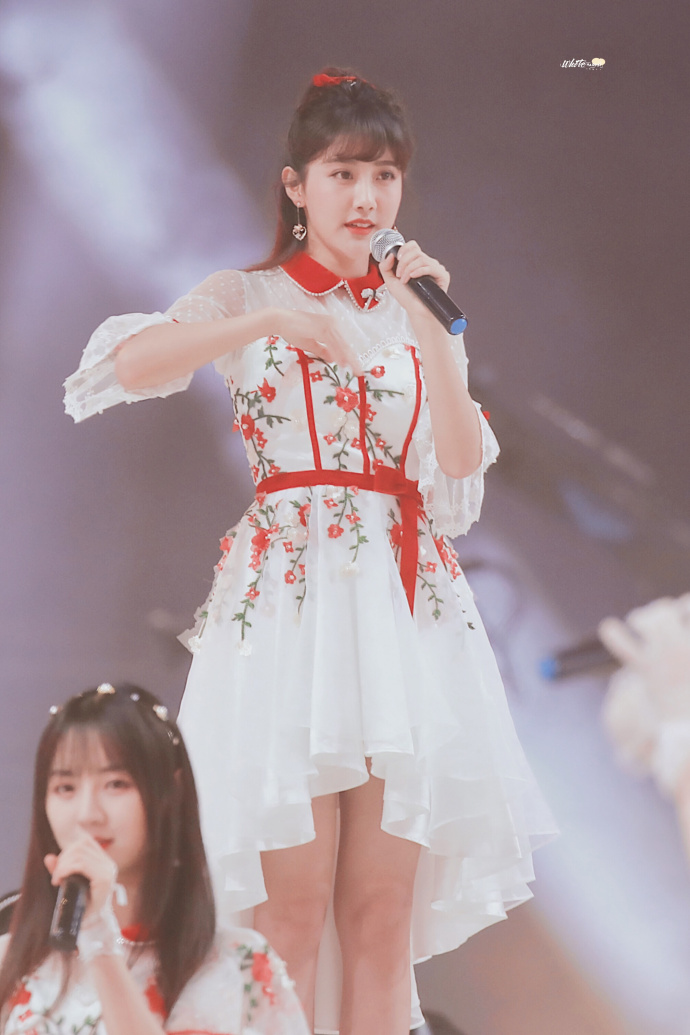 李艺彤身穿白色连衣裙现身snh48第五届总决选演唱会 战斗力满满