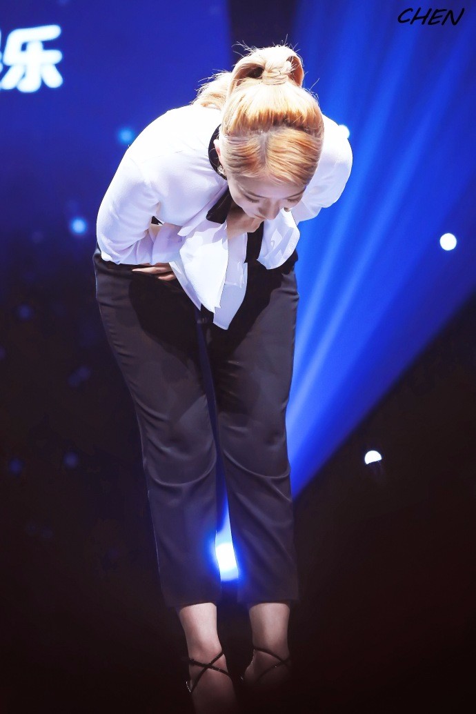 孟美岐穿白衬衣搭配黑裤子参加星空演讲,弯腰低头鞠躬十分有礼貌