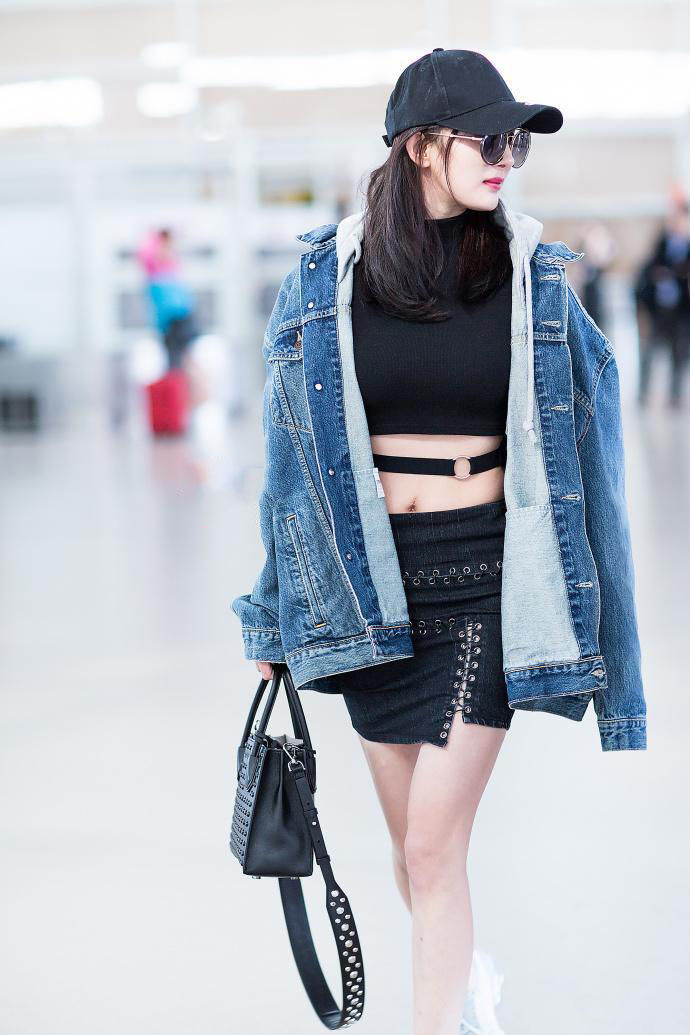 杨幂玩大了,牛仔包臀短裙露腰秀腿,小赘肉却辣眼睛