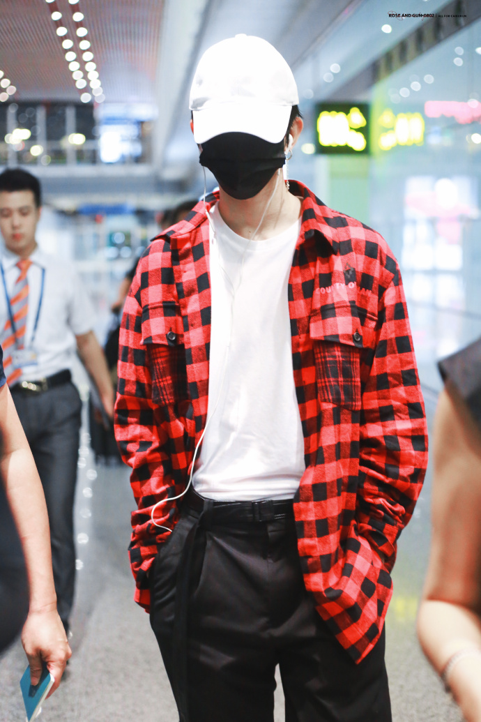 蔡徐坤身穿红色格子衬衫返回北京 口罩遮面全程听歌低头疾走