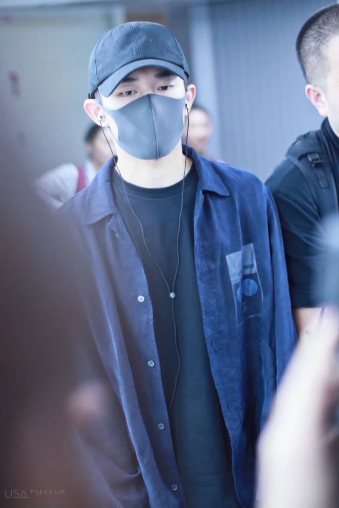 易烊千玺戴口罩穿深蓝色衬衫现身机场回中戏上课开始大学生活