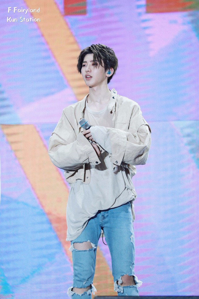 蔡徐坤衬衫搭配破洞牛仔裤亮相粉丝见面会,中分泡面头发型好帅气