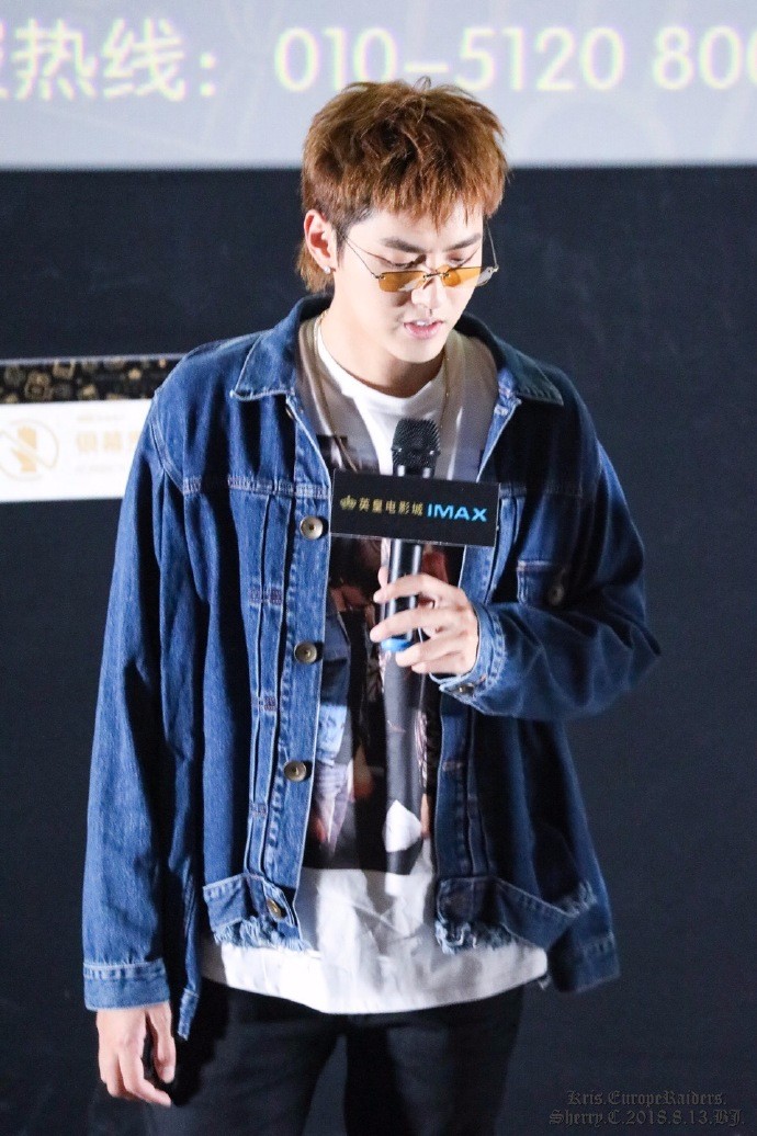 吴亦凡戴墨镜穿蓝色牛仔衣亮相电影发布会,面带微笑帅气十足!