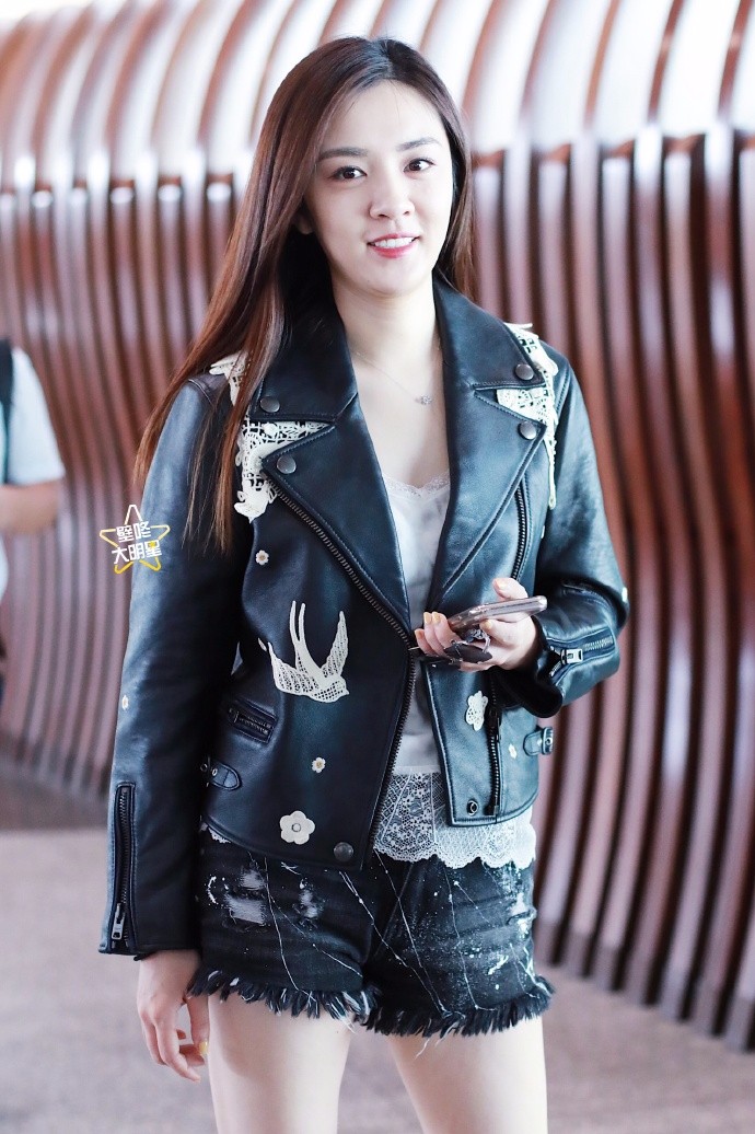 王晓晨穿黑色皮衣搭配牛仔短裤现身机场皮肤白皙,看脸好像长胖了