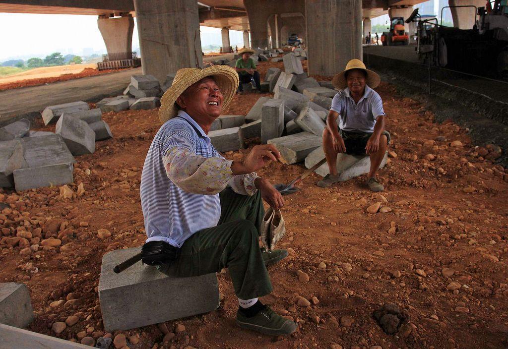 城里干活月薪上万, 为何农民工要回村里工作? 主要还是看重这点