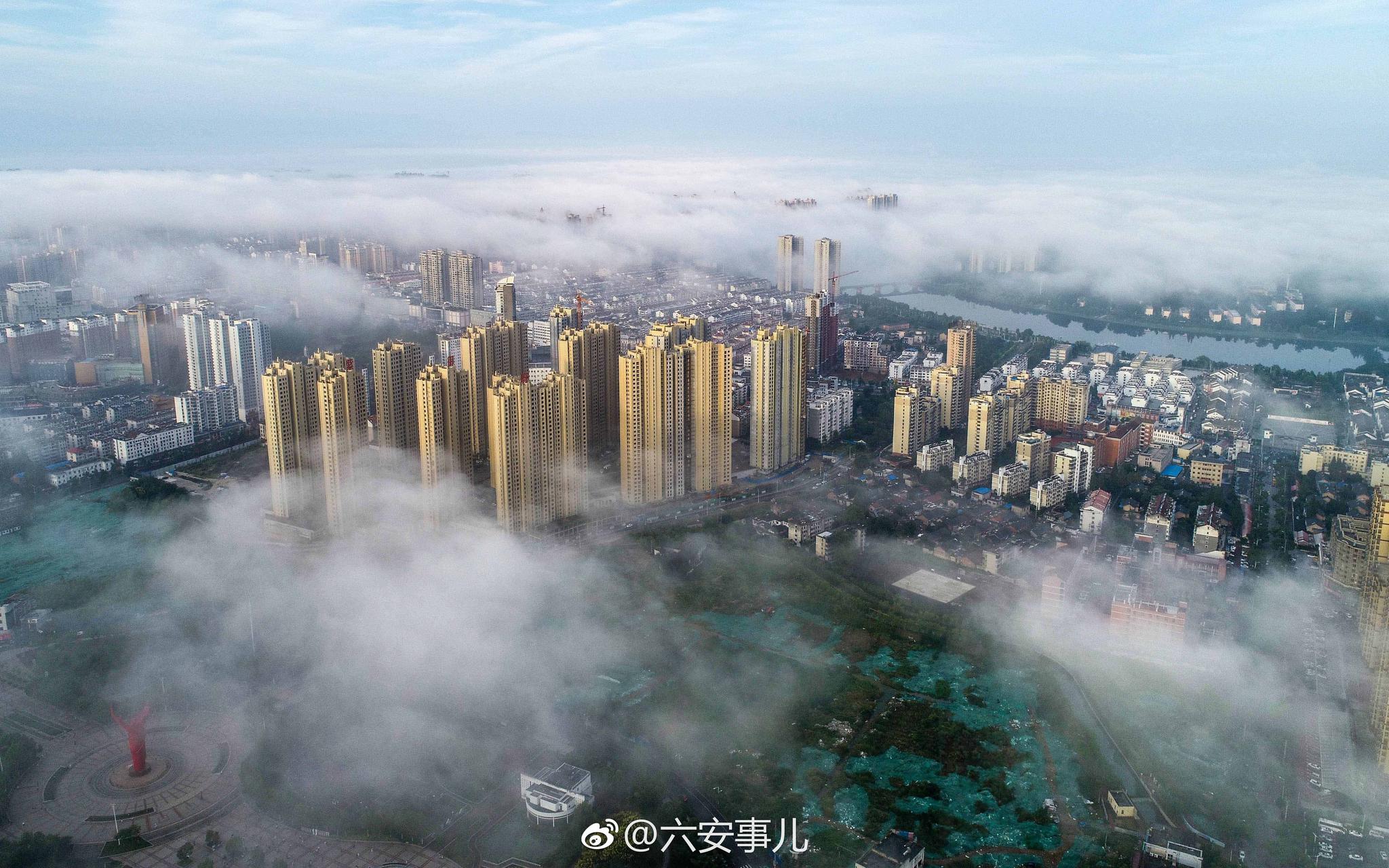 薄雾笼罩,俯瞰六安城区美景