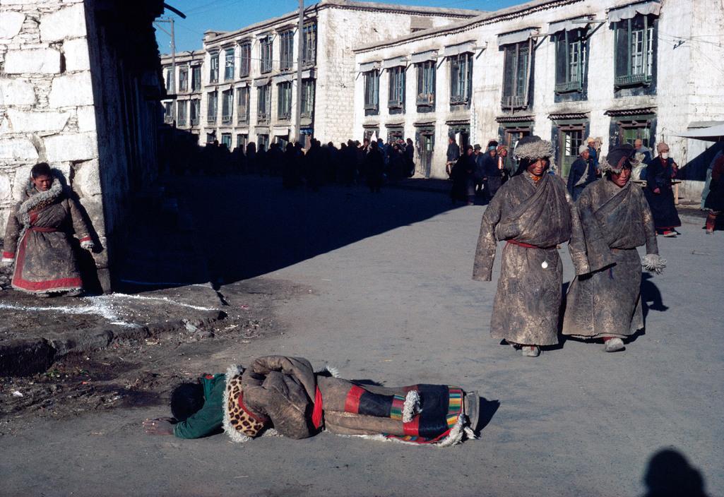 日本摄影是拍摄的1980年的西藏,当时的人们基本都穿着羊皮衣服