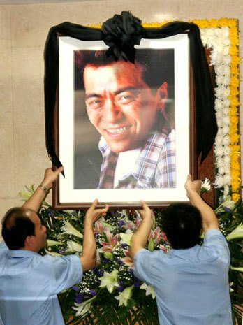 著名喜剧演员郭昶葬礼妻子伤心欲绝现场上千群众送别